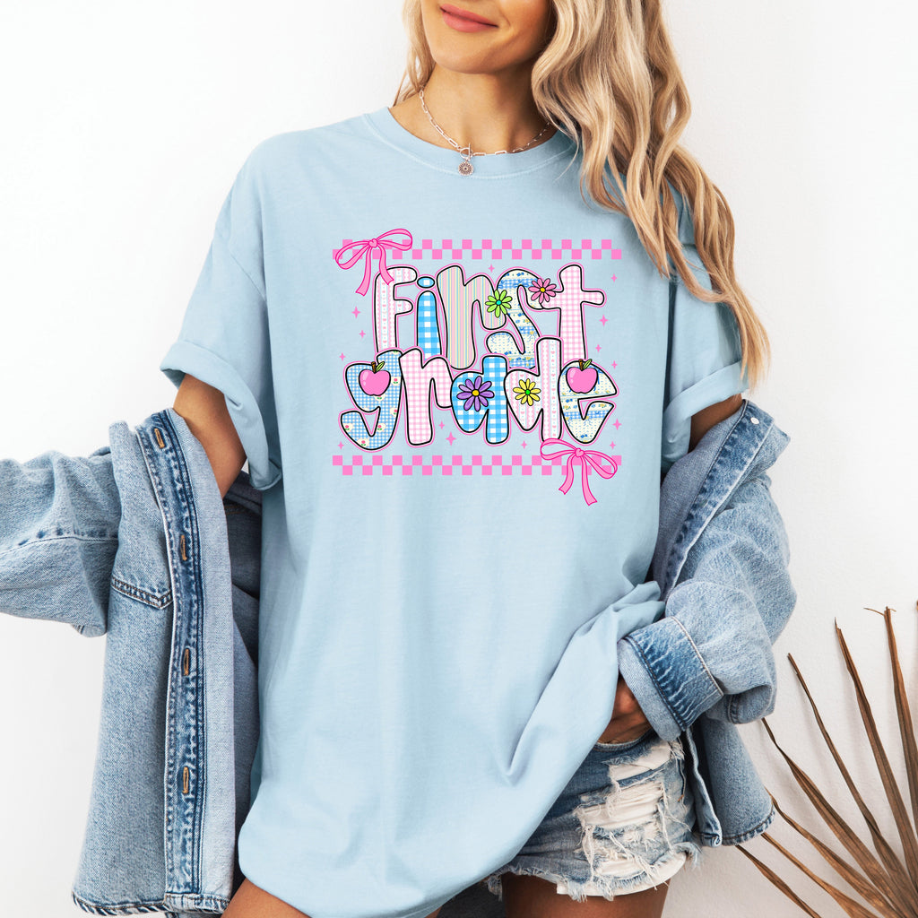 First Grade Teacher Retro Checkered Pattern Back To School Style For Teachers Comfort Colors Tee