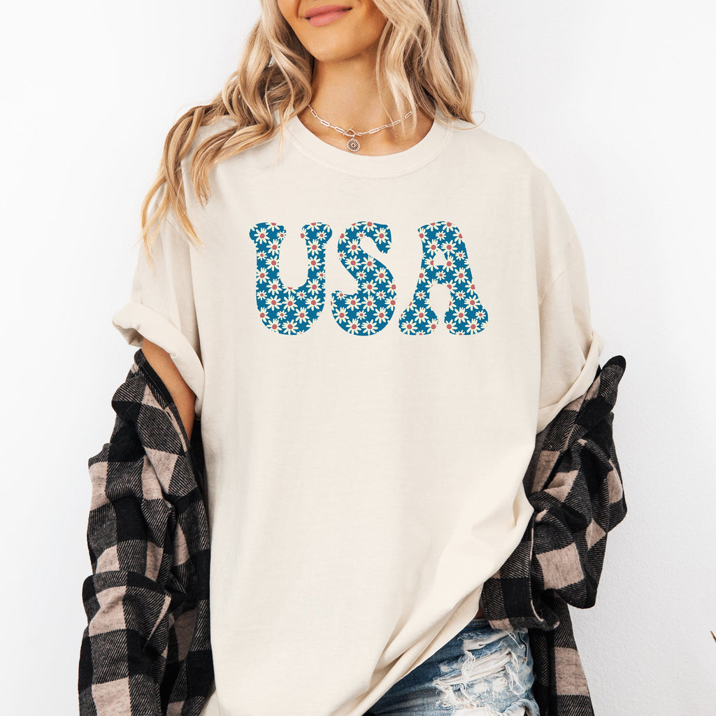 USA Retro Daisies Patriotic America 4th of July Floral Celebration Design Comfort Colors Tee