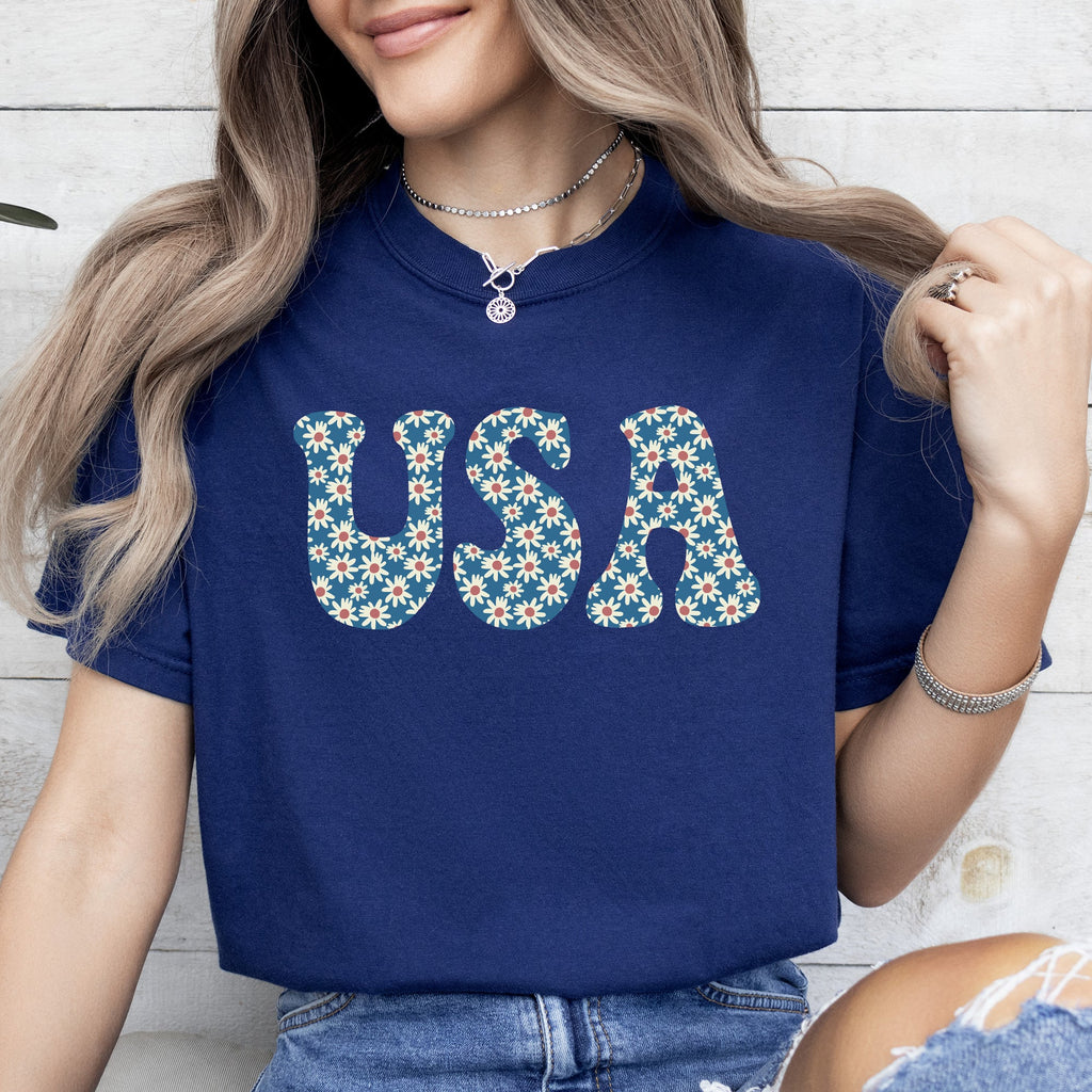 USA Retro Daisies Patriotic America 4th of July Floral Celebration Design Comfort Colors Tee