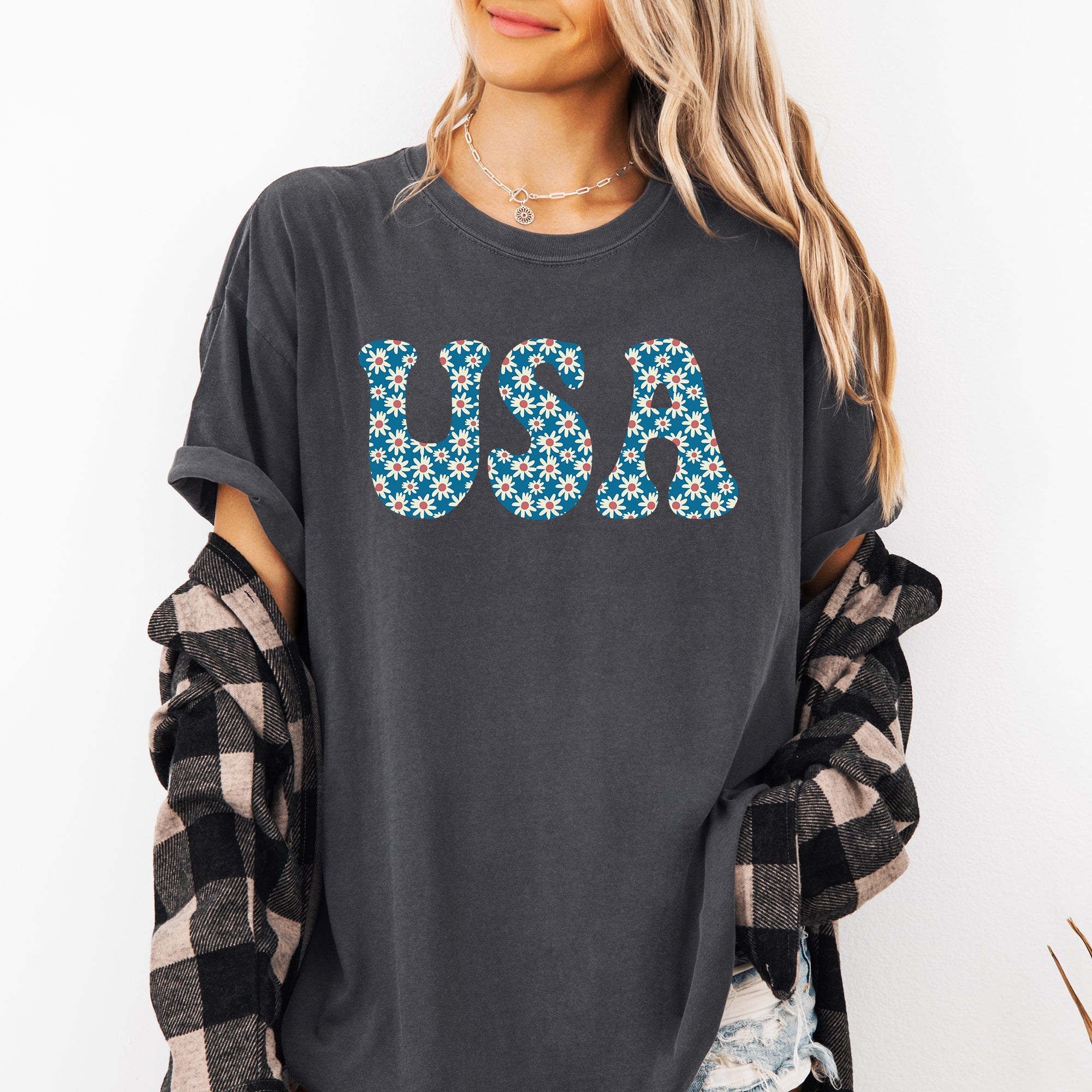 USA Retro Daisies Patriotic America 4th of July Floral Celebration Design Comfort Colors Tee