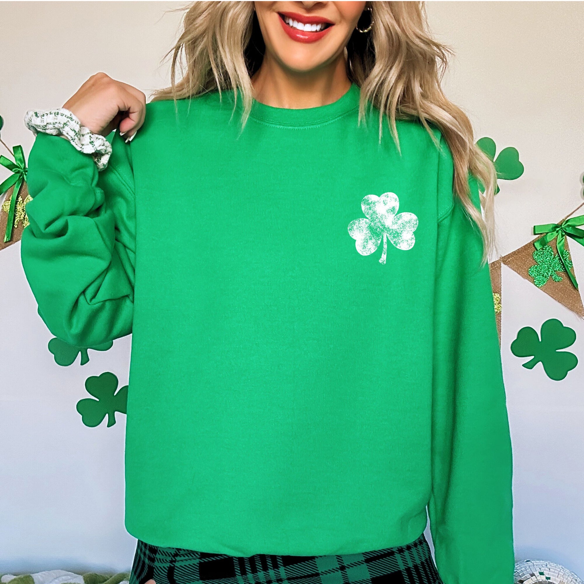 Vintage Shamrock Pocket Print St Patrick's Day Irish Luck Heritage Celtic Emblem For Everyday Wear Sweatshirt