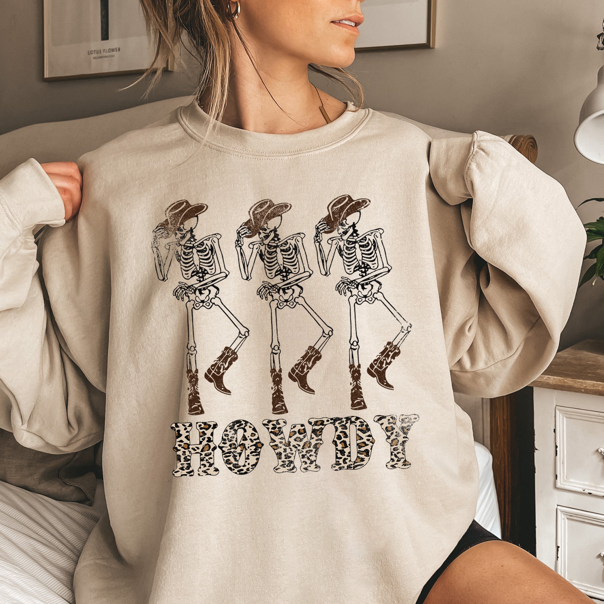 Howdy Leopard Halloween Autumn Leopard Print Graphic Night Scene For Fall Festivities Sweatshirt