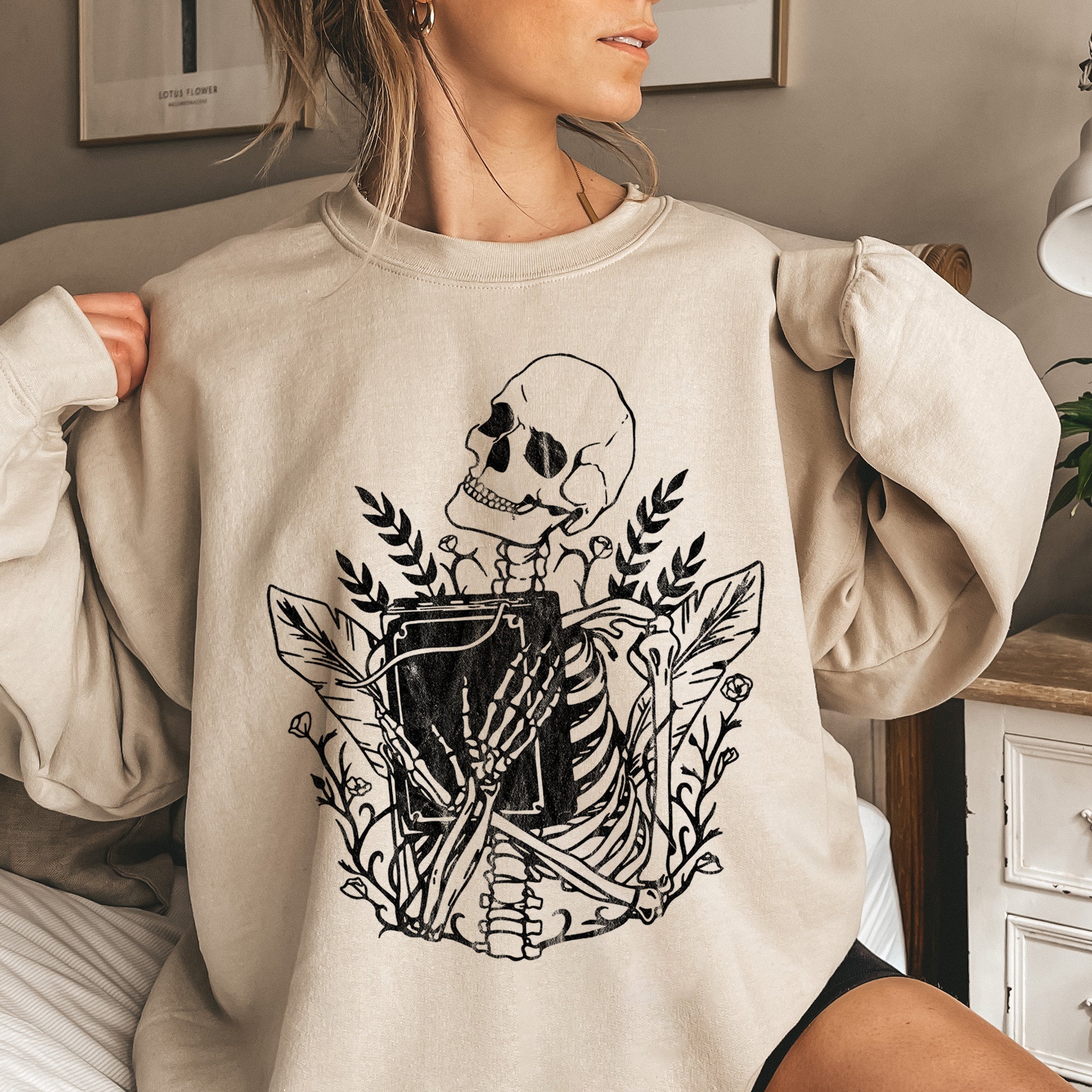 Reading Skeleton Vintage Halloween For Spooky Season Fans And Halloween Lovers Sweatshirt